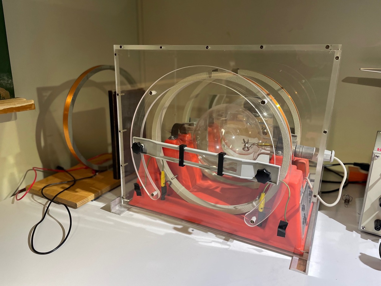 P1-Spezifische Ladung des Elektrons: Aufbau zur Messung mit dem Fadenstrahlrohr